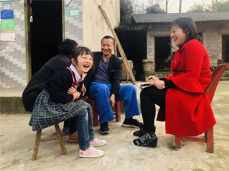 图3·谭祥兰与杨正明家人话家常.jpg